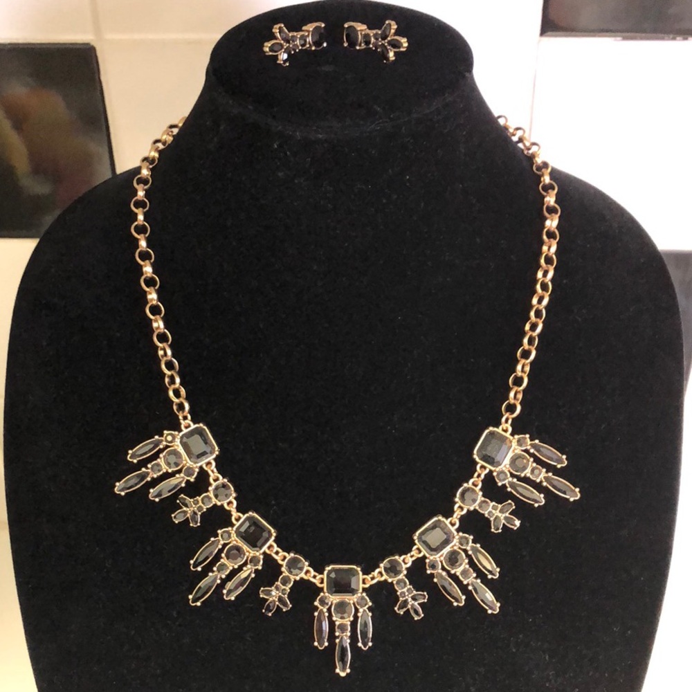 IMAN GOLD STATEMENT NECKLACE AND EARRINGS SET WITH BLACK STONES •NWT